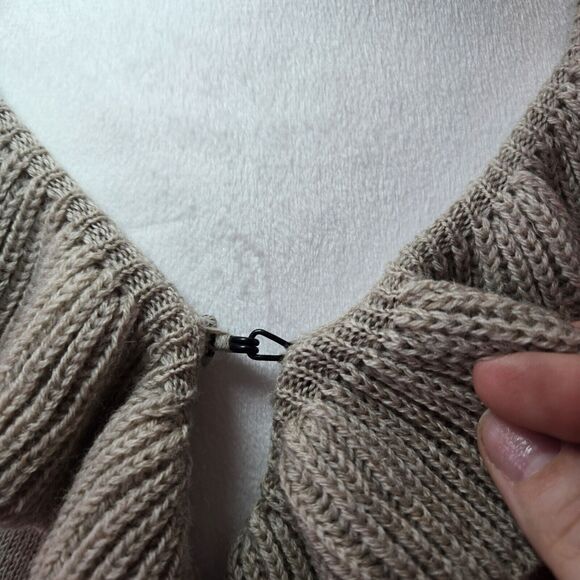 Corti Bloomingdales 100% Pure Merino Wool Hook & Eye Shawl Tan S/M Made In Italy - Picture 4 of 6